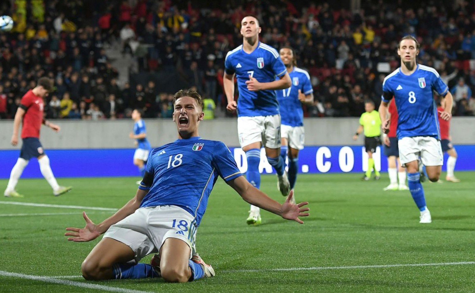 WAZ评沙尔克球员表现：两边翼卫灾难发挥，卡里乌斯超神（WAZ球员评分：沙尔克两翼卫失常，卡里乌斯神勇救主）