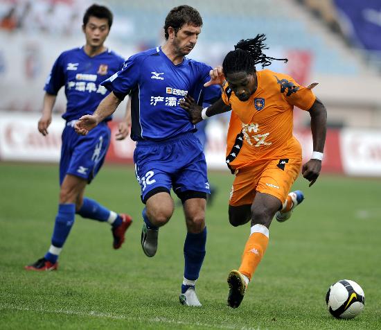 杰克逊轰24分，灰熊全队7人上双逆转取胜（杰克逊24分领衔，灰熊七人上双翻盘告捷）